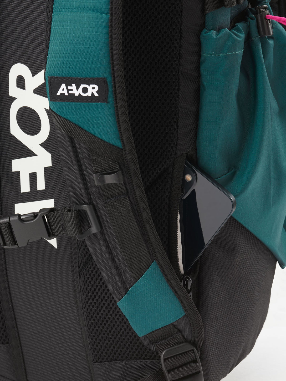 AEVOR-Roll-Pack-Proof-Evergreen-closeup-details