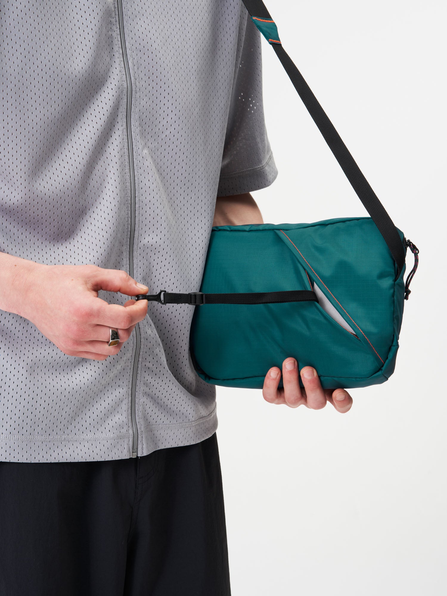 AEVOR-Sacoche-Bag-Ripstop-Evergreen-model-male-back-details