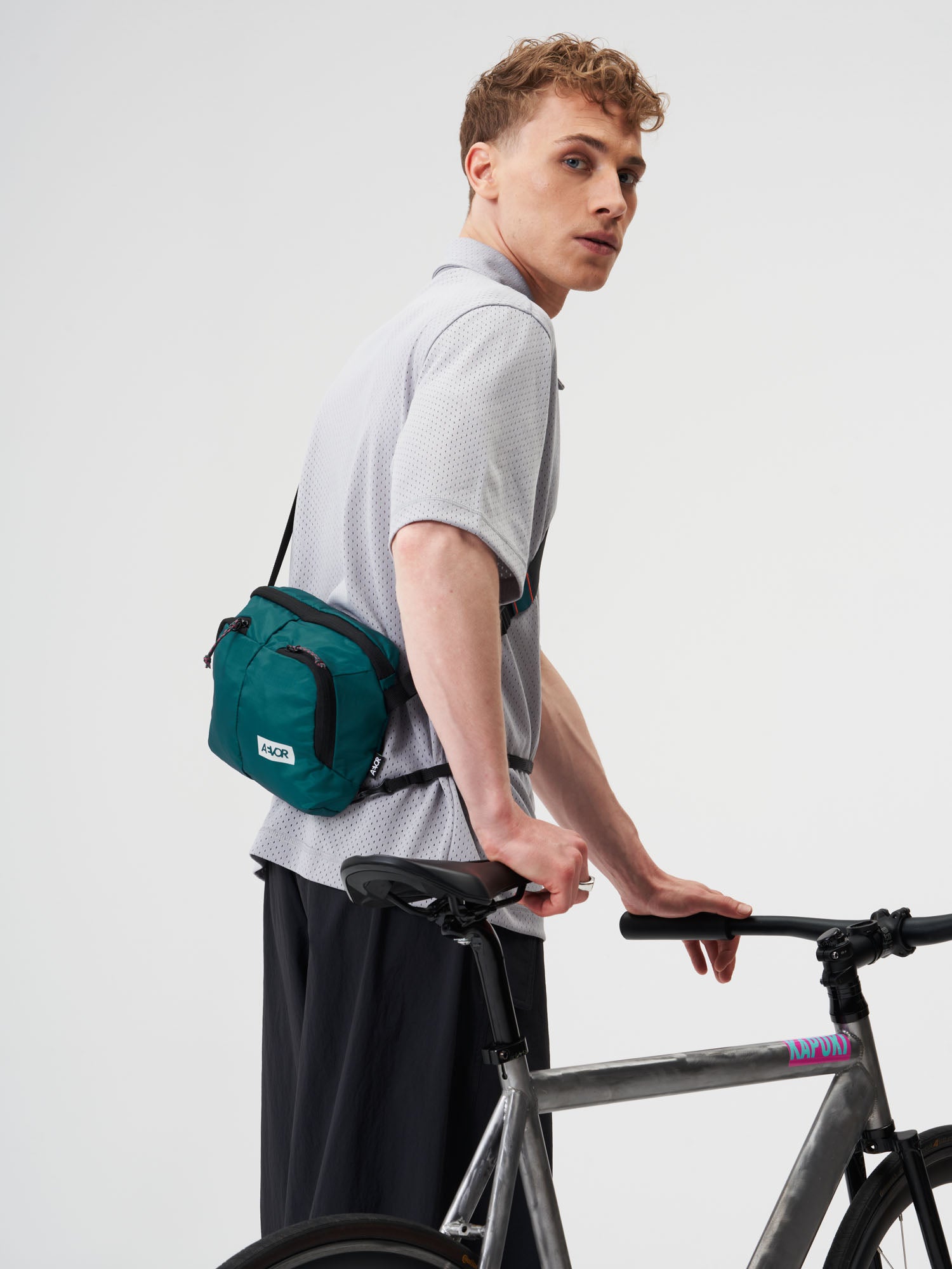 AEVOR-Sacoche-Bag-Ripstop-Evergreen-model-male-side