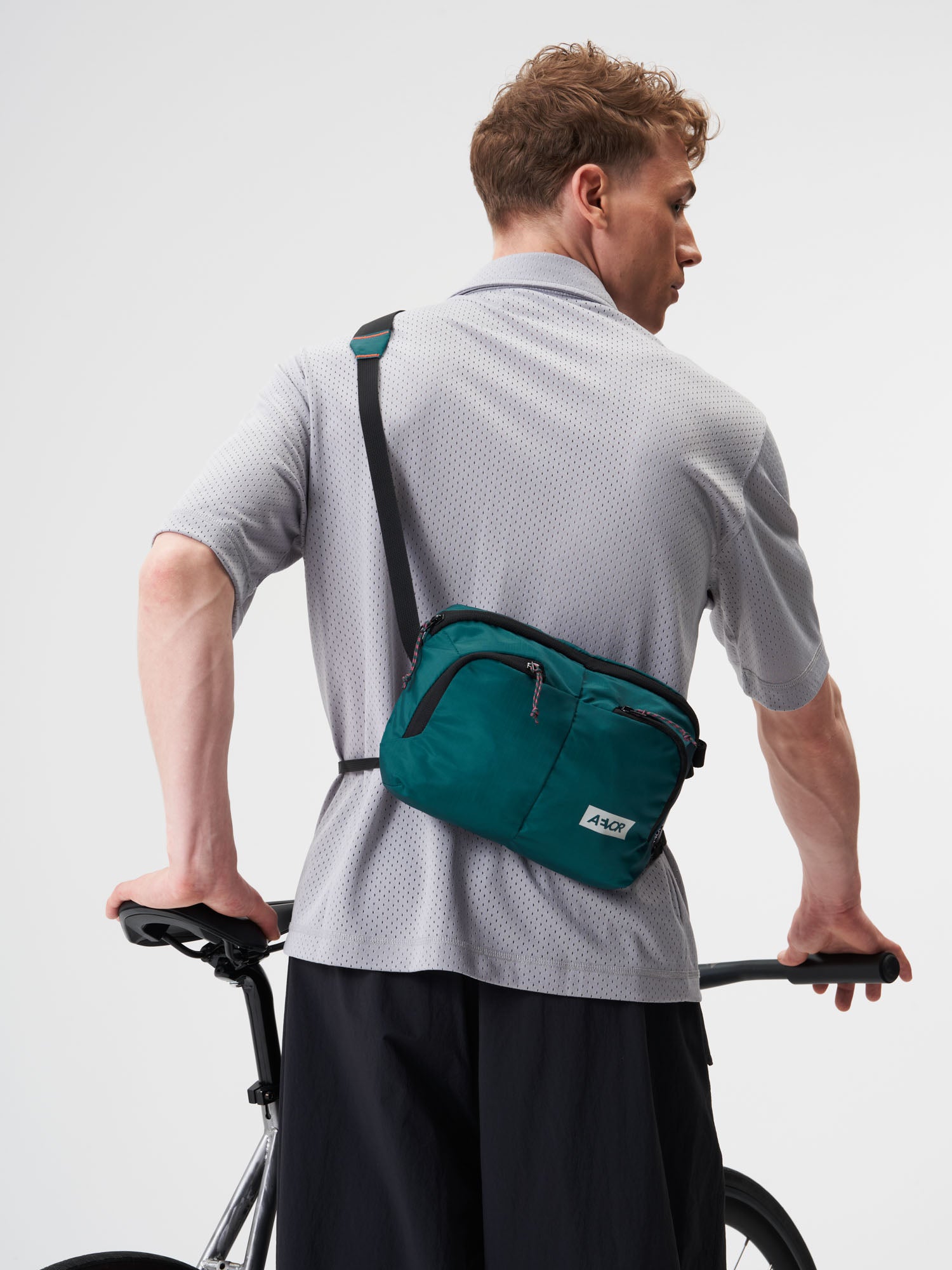 AEVOR-Sacoche-Bag-Ripstop-Evergreen-model-male-front