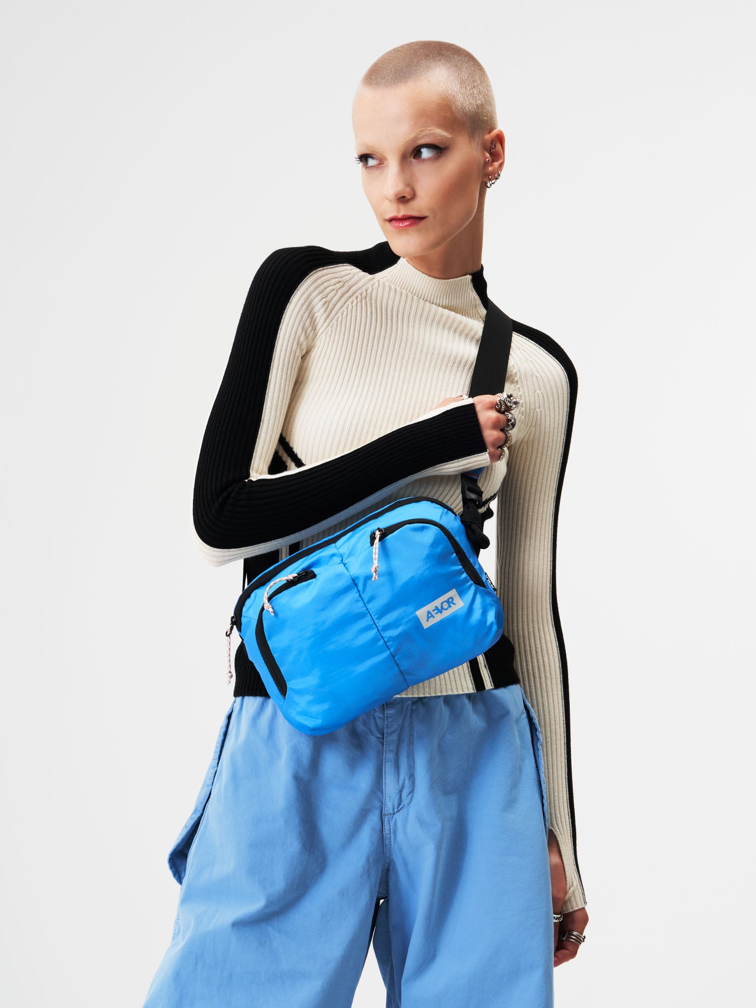 AEVOR-Sacoche-Bag-Ripstop-Retro-Blue-model-female-front
