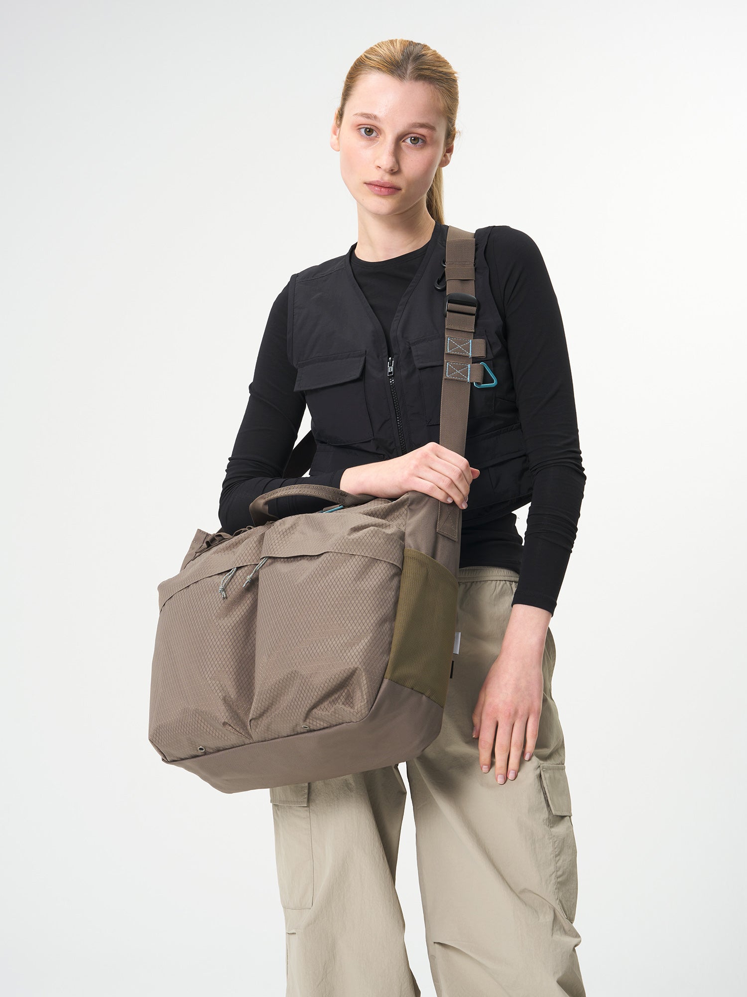 AEVOR-UT-Tote-Utility-Coffee-Brown-model-front