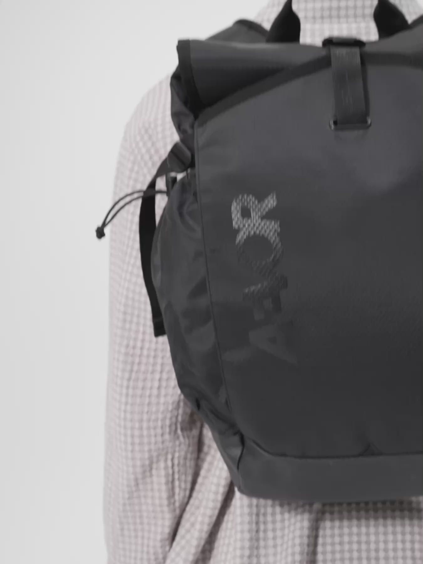 AEVOR-Rollpack-Proof-Black-model-video
