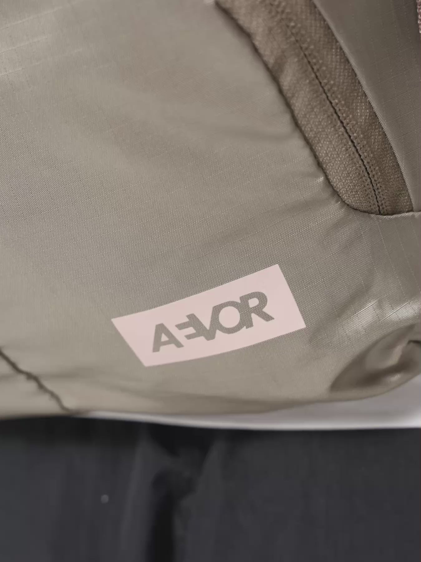 AEVOR-Sacoche-Bag-Ripstop-Oakwood-model-video