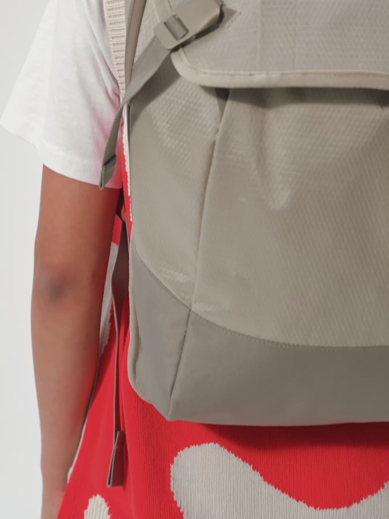 AEVOR-Daypack-Proof-Venus-model-video