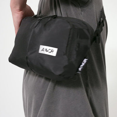 AEVOR-Sacoche-Bag-Ripstop-Black-model-video