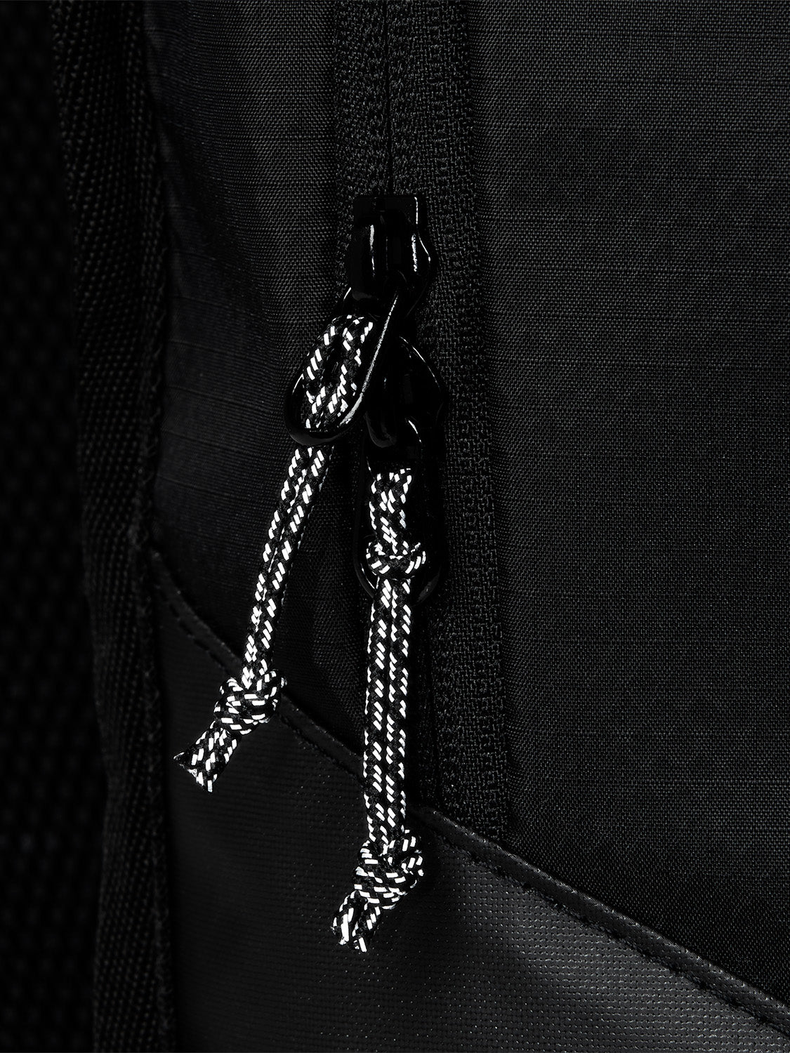 AEVOR-backpack-Daypack-Proof-Black-detail