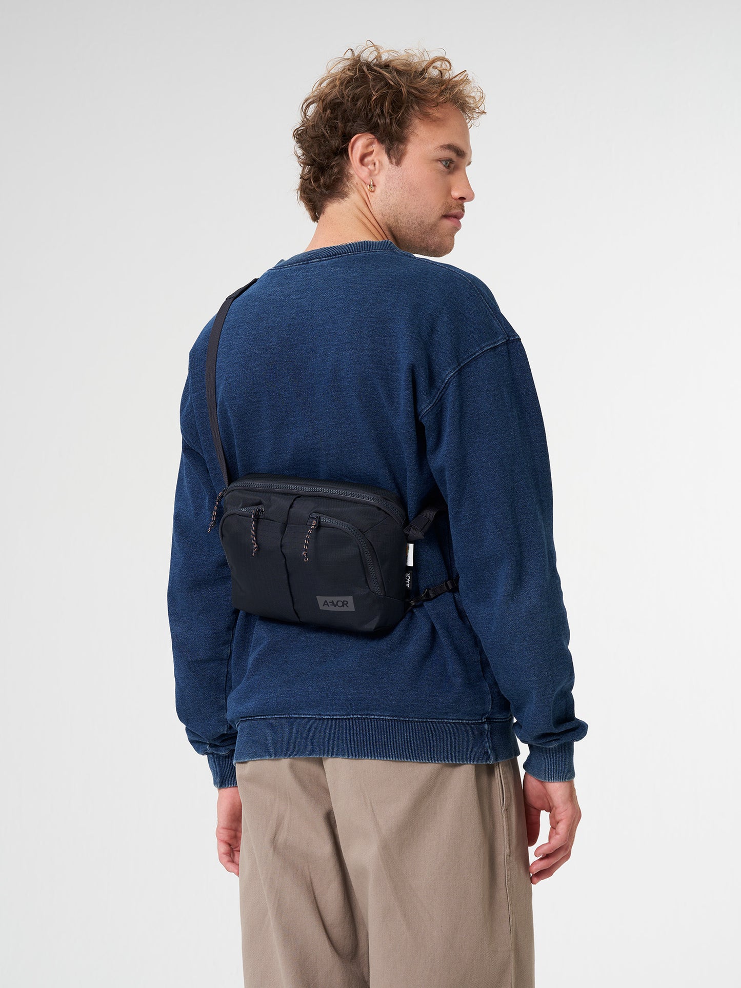AEVOR-Sacoche-Bag-Diamond-Marine-model-front