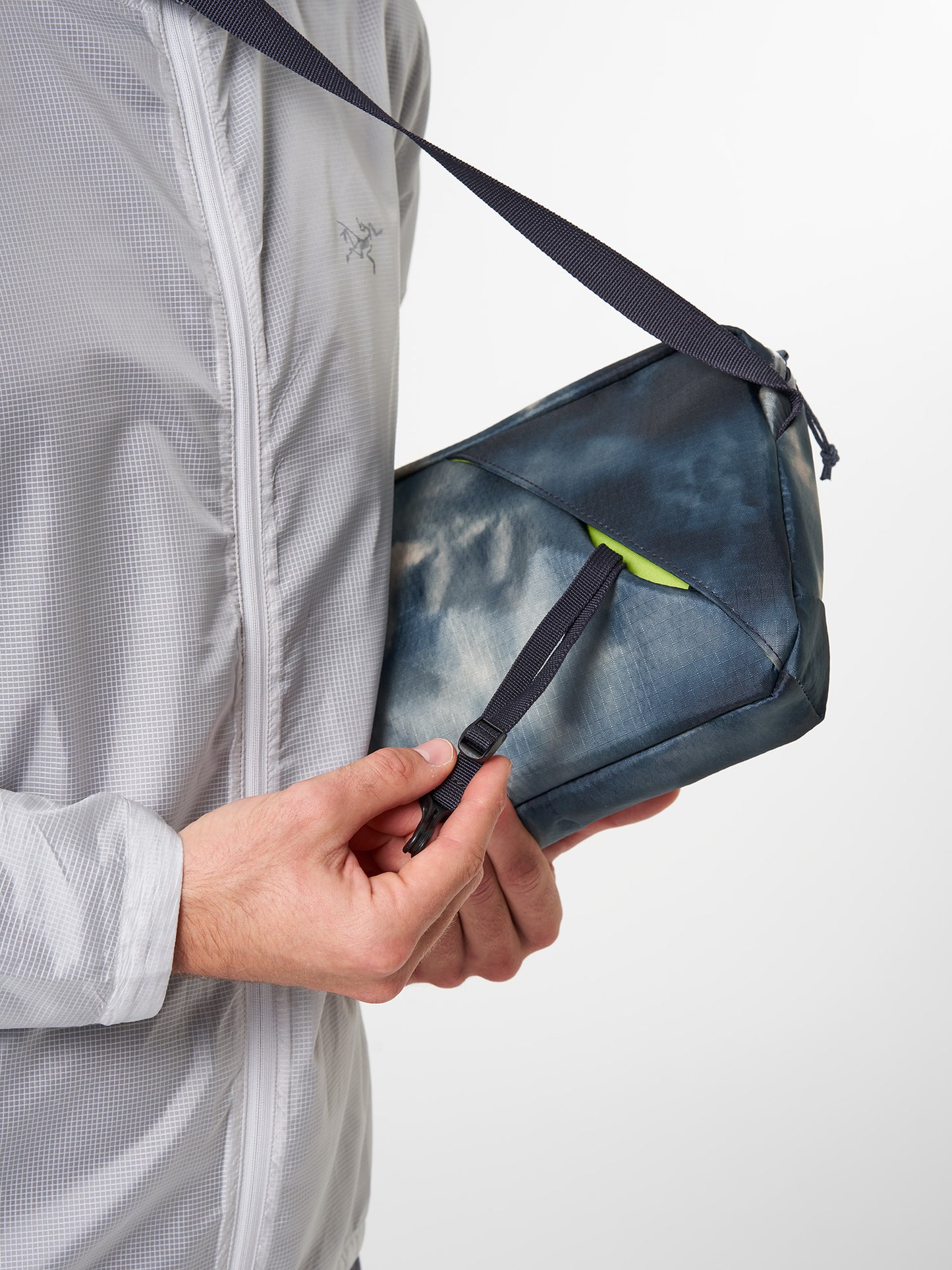 AEVOR-Sacoche-Bag-Proof-Tie-Dye-model-details