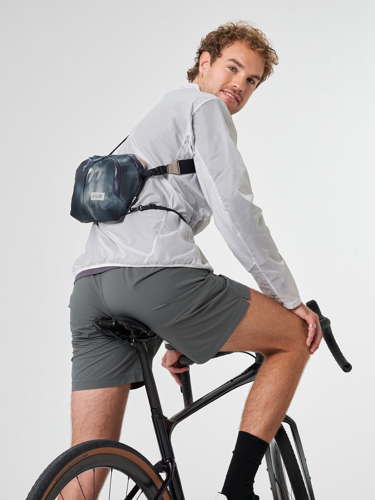 AEVOR-Sacoche-Bag-Proof-Tie-Dye-model-front