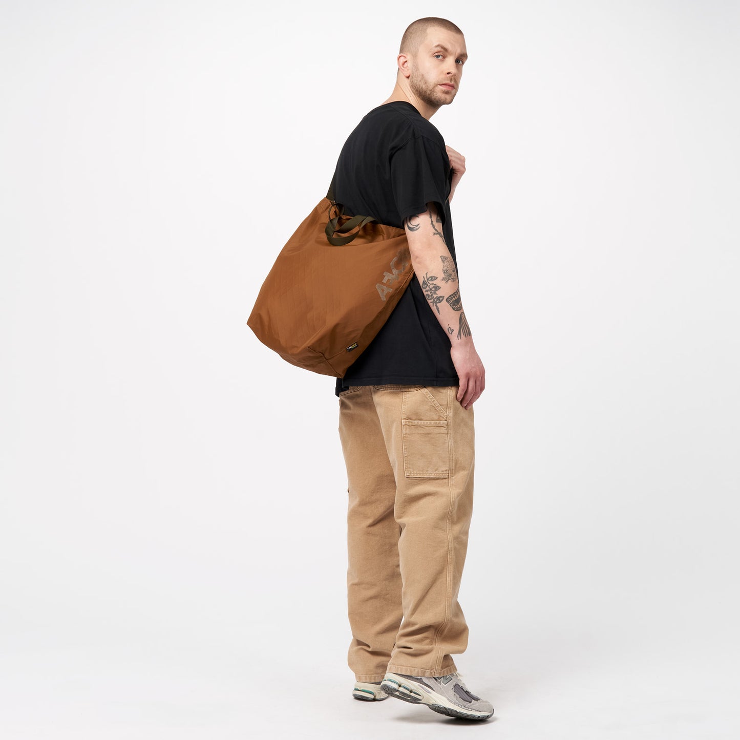 AEVOR-shoulder-bag-Tote-Bag-Diamond-Desert-model-side