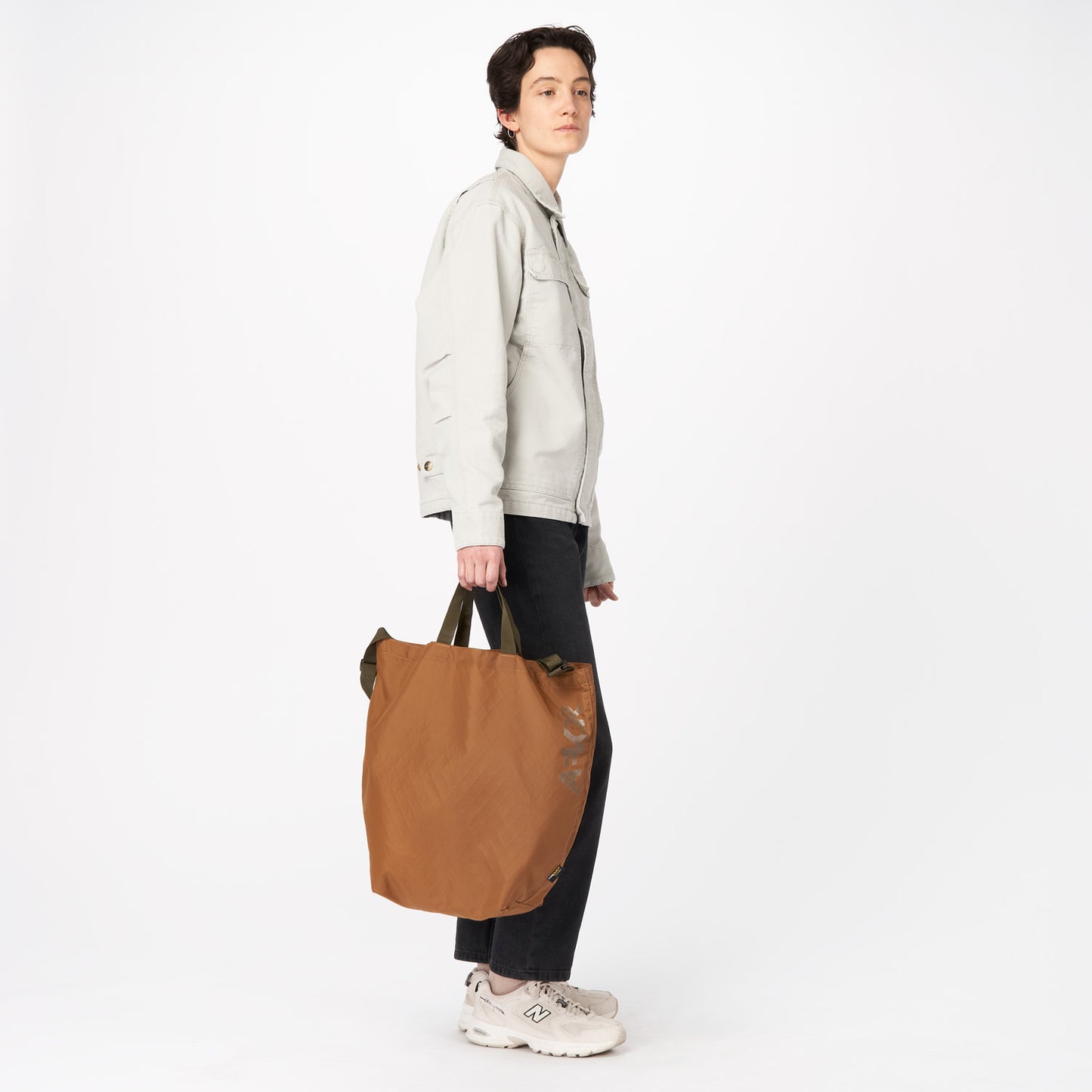 AEVOR-shoulder-bag-Tote-Bag-Diamond-Desert-model-froont